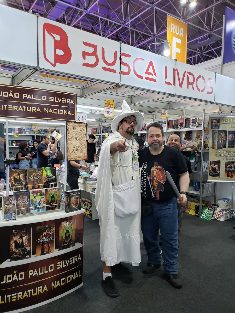 BitJPS's tweet photo. Ilustre visita do Mago Branco! @lucineimcampos .
Contemplem o Mago!

#BienalDoLivroRio #BienalRio #Bienal25 #Literatura #Autores #EncontroComAutores #EventosLiterários #LivrosQueEncantam 
#NovoSeculoEditora #joãopaulosilveira #joaopaulosilveira 
#medieval #indio #terror https://t.co/FIM175CunG