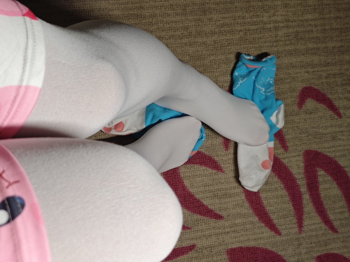 有话好好说，先起来嘛~脱我袜子干嘛！
📷<a href="/mimngxioy/">麦萌小鱼</a>