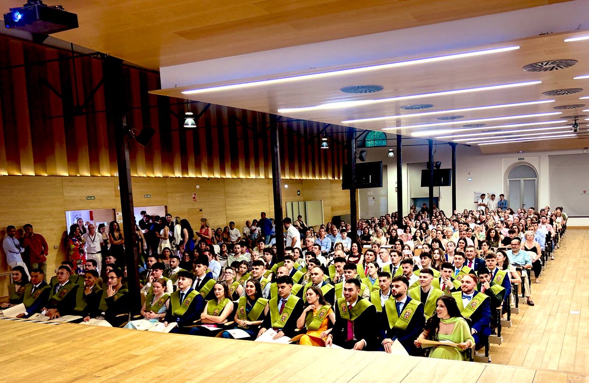 FACDEPORTEUCLM's tweet photo. Graduación XXIV Promoción de Graduados de la @FACDEPORTEUCLM 

Presidida por el vicerrector Raúl Martín
Madrina @KicaEchanove
Decano @quique_hb

Los estudiantes recibieron sus becas, acompañados por familiares y amigos en un emotivo acto

La @uclm_es siempre será vuestra casa!!! https://t.co/lOqBcjaJHn