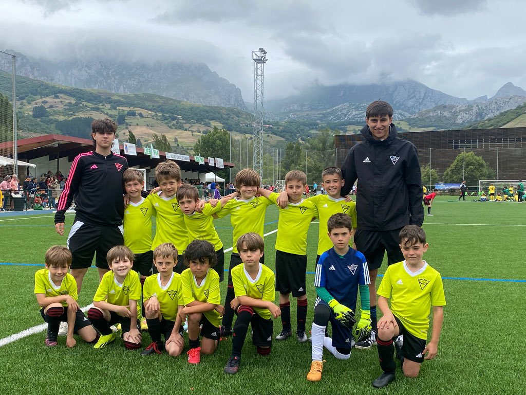 ROMO FรTBOL CLUB Oficial (@romofcoficial) on Twitter photo ๐ TORNEO / TXAPELKETA ๐
๐Finaliza una ediciรณn mรกs del <a href="/TornSanBernabe/">๐ง๐ผ๐ฟ๐ป๐ฒ๐ผ ๐ฆ๐ฎ๐ป ๐๐ฒ๐ฟ๐ป๐ฎ๐ฏรฉ โฝ๏ธ๐</a>
๐๐ผ El 2013 despuรฉs de apear al <a href="/VitoriaSC1922/">Vitรณria Sport Clube</a> ha caรญdo en penaltis de Cuartos - Oro ante el <a href="/RCCelta/">Celta</a>
๐๐ป Gran esfuerzo de nuestros 2017 para seguir acumulando experiencias.
#Romo #Cantera #GetxoKirolak ๐ TORNEO / TXAPELKETA ๐
๐Finaliza una ediciรณn mรกs del <a href="/TornSanBernabe/">๐ง๐ผ๐ฟ๐ป๐ฒ๐ผ ๐ฆ๐ฎ๐ป ๐๐ฒ๐ฟ๐ป๐ฎ๐ฏรฉ โฝ๏ธ๐</a>
๐๐ผ El 2013 despuรฉs de apear al <a href="/VitoriaSC1922/">Vitรณria Sport Clube</a> ha caรญdo en penaltis de Cuartos - Oro ante el <a href="/RCCelta/">Celta</a>
๐๐ป Gran esfuerzo de nuestros 2017 para seguir acumulando experiencias.
#Romo #Cantera #GetxoKirolak
