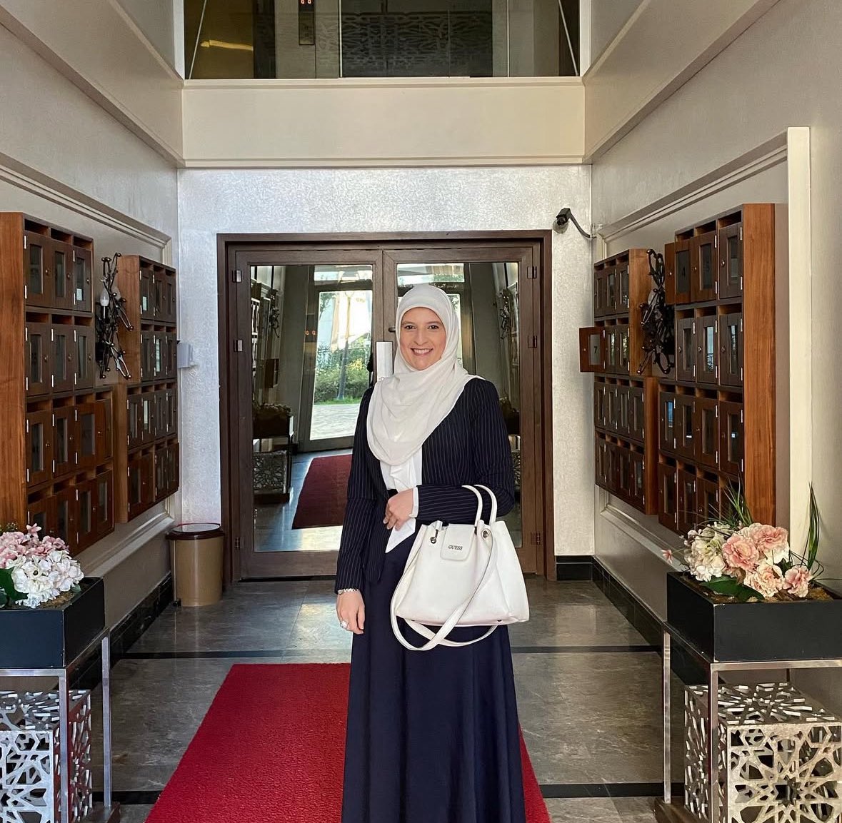 بنت الزبال .. هكذا كان اسمي بالمدرسة وفي كل مكان، نسوا اسمي وأصبحوا يطلقون علي ( بنت الزبال ) .
أبي كان عامل في البلدية وكان بيتنا بسيط ، لم نكن نأكل (زبالة) كما يعتقدون ، لكننا  مثل اي عائلة نطبخ ونسهر ونضحك معا .
، لم ينتبهوا لتفوقي في المدرسة فقط لأني "بنت الزبال" ، القليل