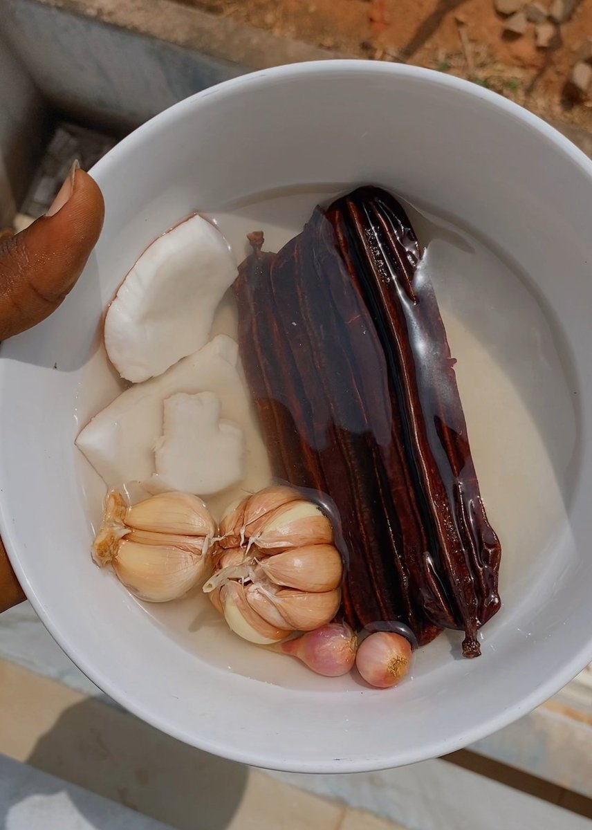 Tangawizi + Kitunguu saumu→ Kwa kikohozi kikali.

Kitunguu maji + Tangawizi → Hushusha cholesterol na kutibu UTI (maambukizi ya njia ya mkojo).

Manjano (turmeric) + Asali → Hupunguza uvimbe na maumivu (anti-inflammation).

Karoti + Nyanya mbichi →Ni nzuri kwa macho.

Juisi