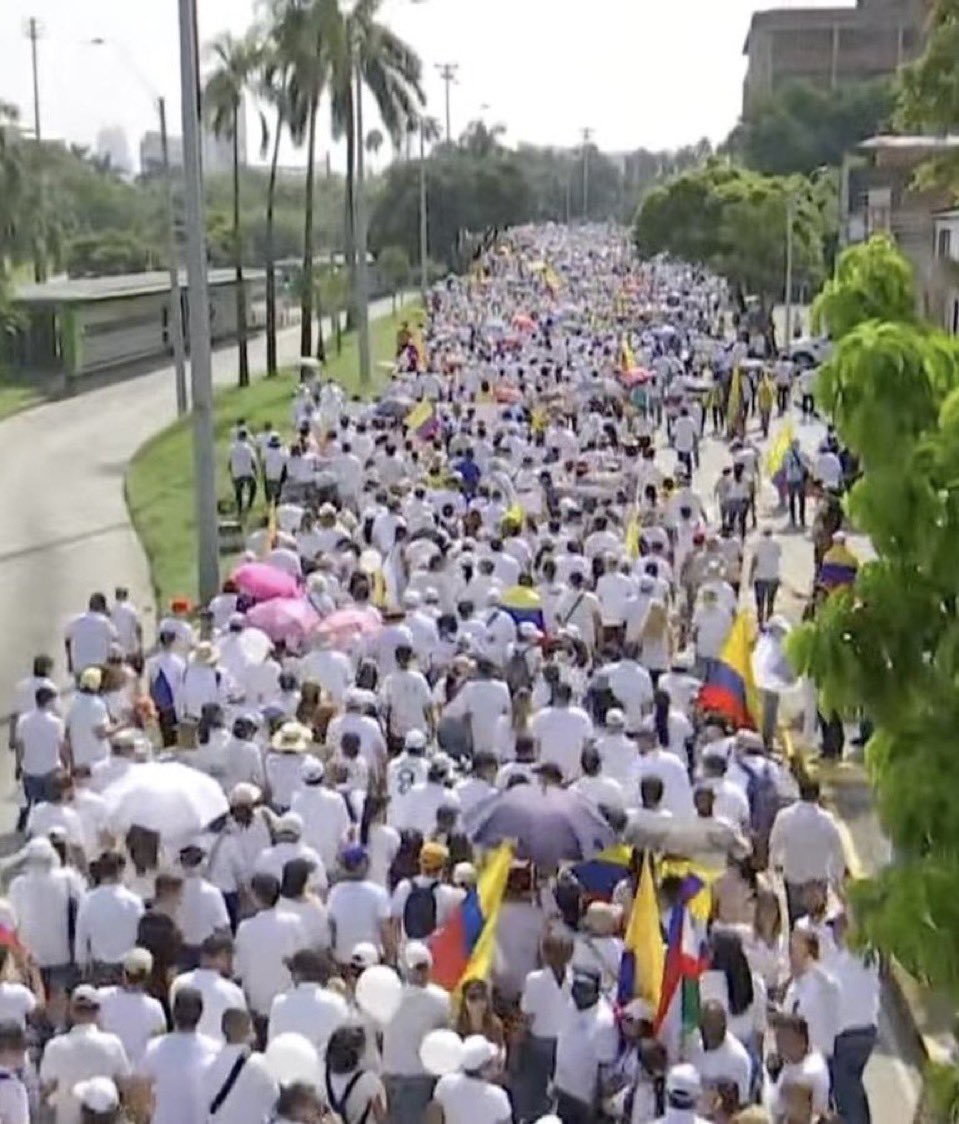 PinzonBueno's tweet photo. Por Colombia.
Por la libertad. Por la democracia. Por la seguridad. Por vivir en paz y tranquilidad.
La expresión firme del pueblo colombiano!
Fuerza Miguel!
#MarchaDelSilencio https://t.co/ym9WmJWK2D