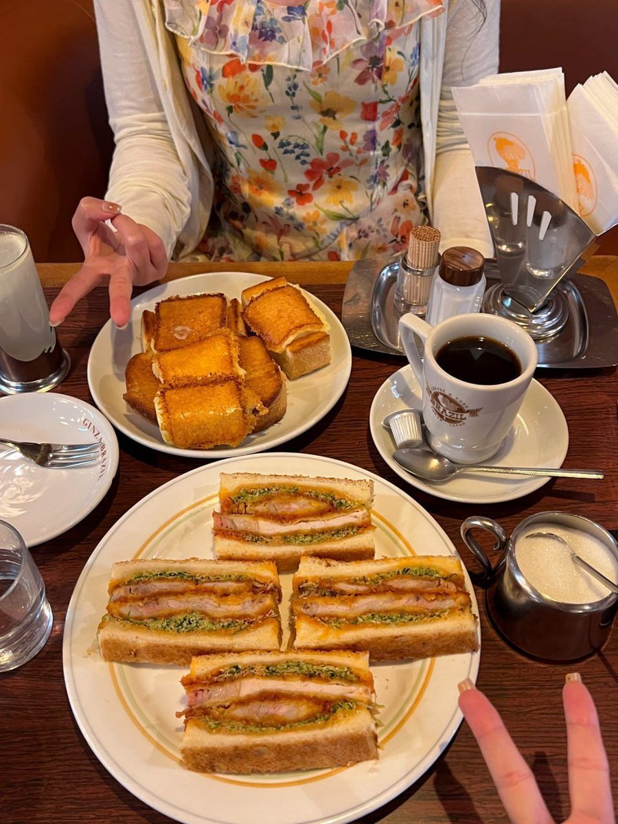 VicoHarmawan's tweet image. Mornings, friends, and cheesy mushroom goodness ☕🥪 #PerfectStart