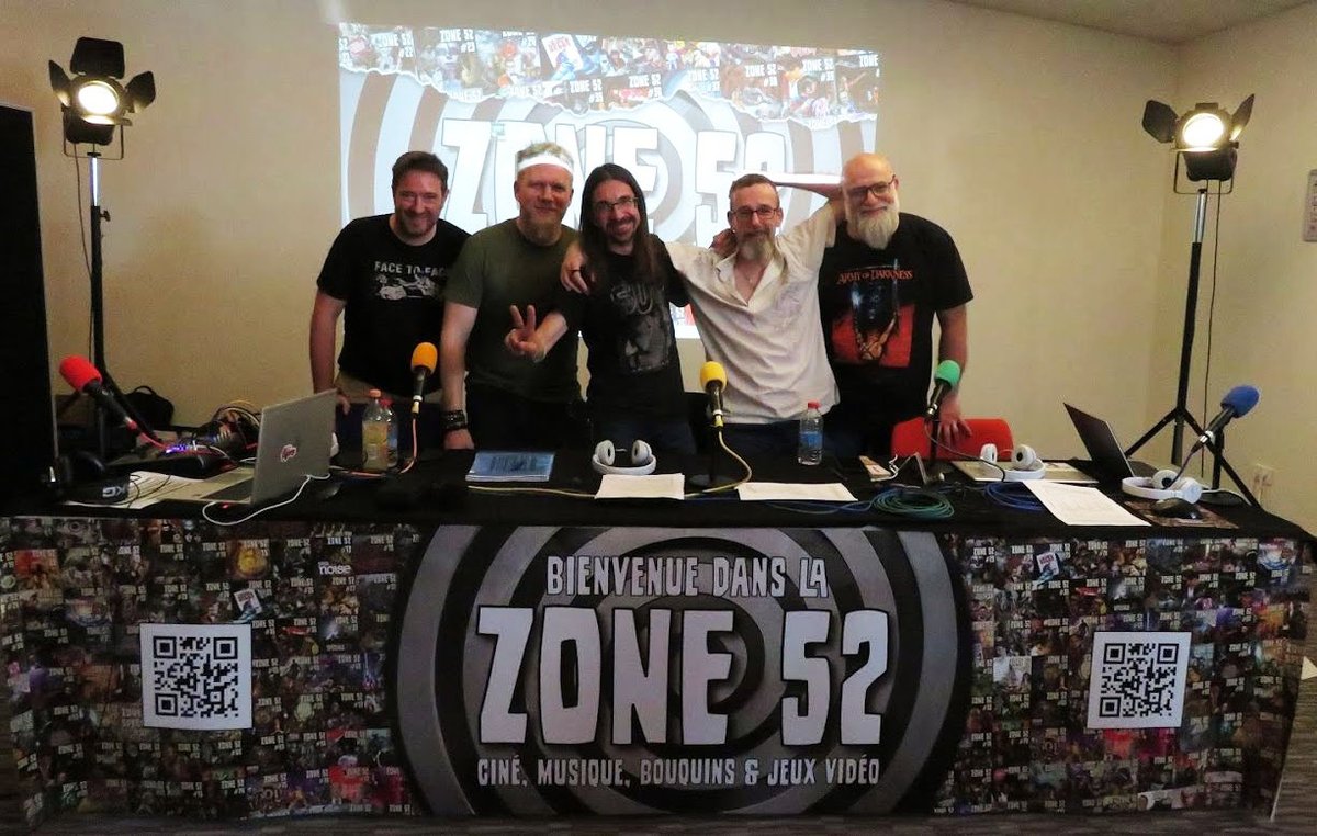 Zone 52 la 100ème, c'était tout simplement top grâce à vous tous qui vous êtes déplacés en masse pour nous écouter déblatérer de ciné, musique, bouquins, jeux vidéo et Culture en Vrac !
Un immense MERCI !!!
Émission disponible en podcast dans une semaine.