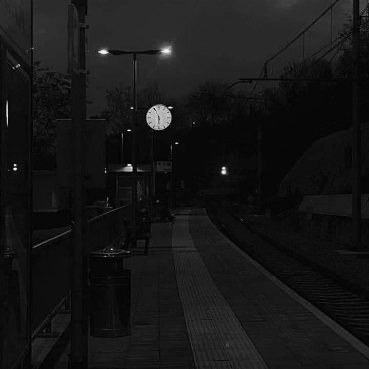 - وكأن للذكريات قلباً لا ينبض إلا ليلاً.
𝒊𝒕 𝒊𝒔 𝒂𝒔 𝒊𝒇 𝒎𝒆𝒎𝒐𝒓𝒊𝒆𝒔 𝒉𝒂𝒗𝒆 𝒂 𝒉𝒆𝒂𝒓𝒕 𝒕𝒉𝒂𝒕 𝒐𝒏𝒍𝒚 𝒃𝒆𝒂𝒕𝒔 𝒂𝒕 𝒏𝒊𝒈𝒉𝒕.