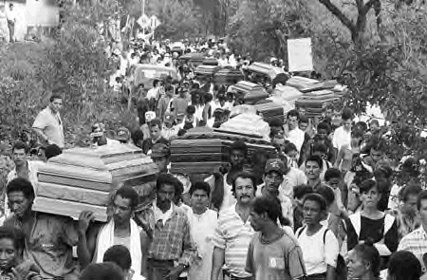 #LaMarchaDelSilencio Así era que en los gobiernos de Andrés Pastrana, y de Álvaro Uribe Vélez, ponían a marchar al pueblo colombiano...    👇🏼