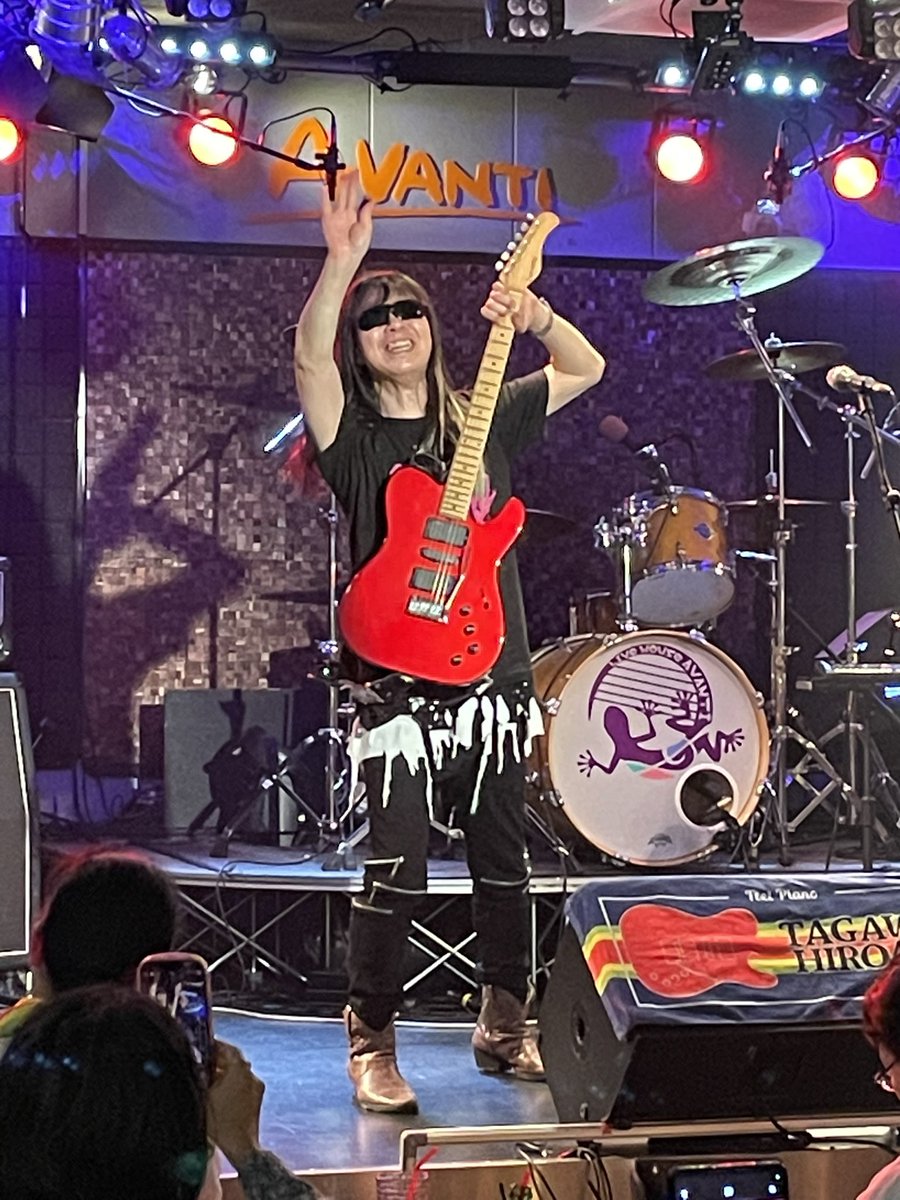 mchiko23's tweet photo. 本日は仕事終わりへろへろな身体に鞭打ってソッコーでAVANTI駆けつけまして、田川ヒロアキさんLIVE観に聴きに行って来ました🙋‍♀️
楽しかったー行って良かったー☺️
たくさん元気もらって帰って来ました。
#田川ヒロアキ
#ギタリスト https://t.co/tviXtsfrL5