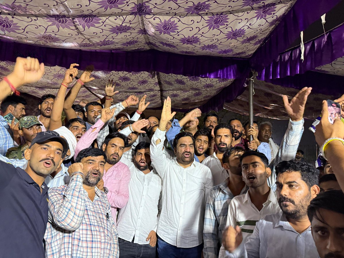 चाहे कोई कुछ भी कहे, लेकिन गरीब, शोषित और बेरोज़गार युवाओं की आवाज़ उठाने का जज़्बा अगर किसी में है तो वो हैं हनुमान बेनीवाल।

पहली तस्वीर में PG डॉक्टर राकेश बिश्नोई की आत्महत्या पर परिजनों से मिलकर न्याय का भरोसा देते हुए,

और दूसरी तस्वीर में सब-इंस्पेक्टर भर्ती रद्द मामले में