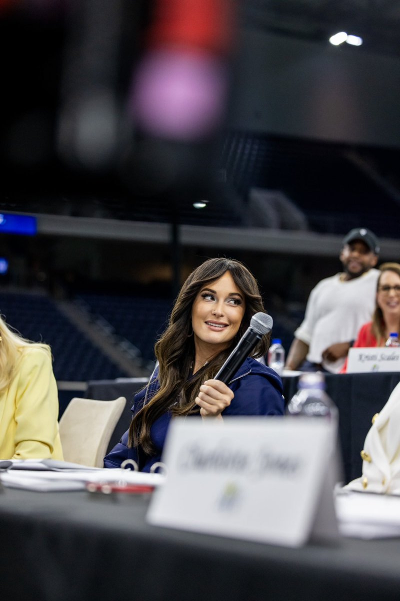KaceyMusgraves's tweet image. Yesterday was truly a Texas-sized honor being a guest judge for the @DCCheerleaders auditions. I have so much respect for every woman who worked so hard to get there. The caliber of talent, dedication, and beauty is unreal 🤍