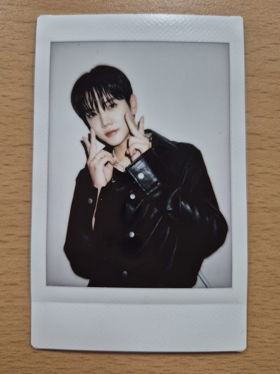 기다리고 기다리던 우리 렌 소개서 
당첨된 민기 폴라가 왔다🥰❤️
근데 싸폴이 아니라는 사실🥹
나중에 민기한테 싸인 받을수 있기를🥰
우리 민기 넘넘 이쁘다😸💜

#REN #최민기 #CHOIMINGI 
#렌_데뷔_13주년
#13th_Debut_Anniversary
#우리_렌_소개서