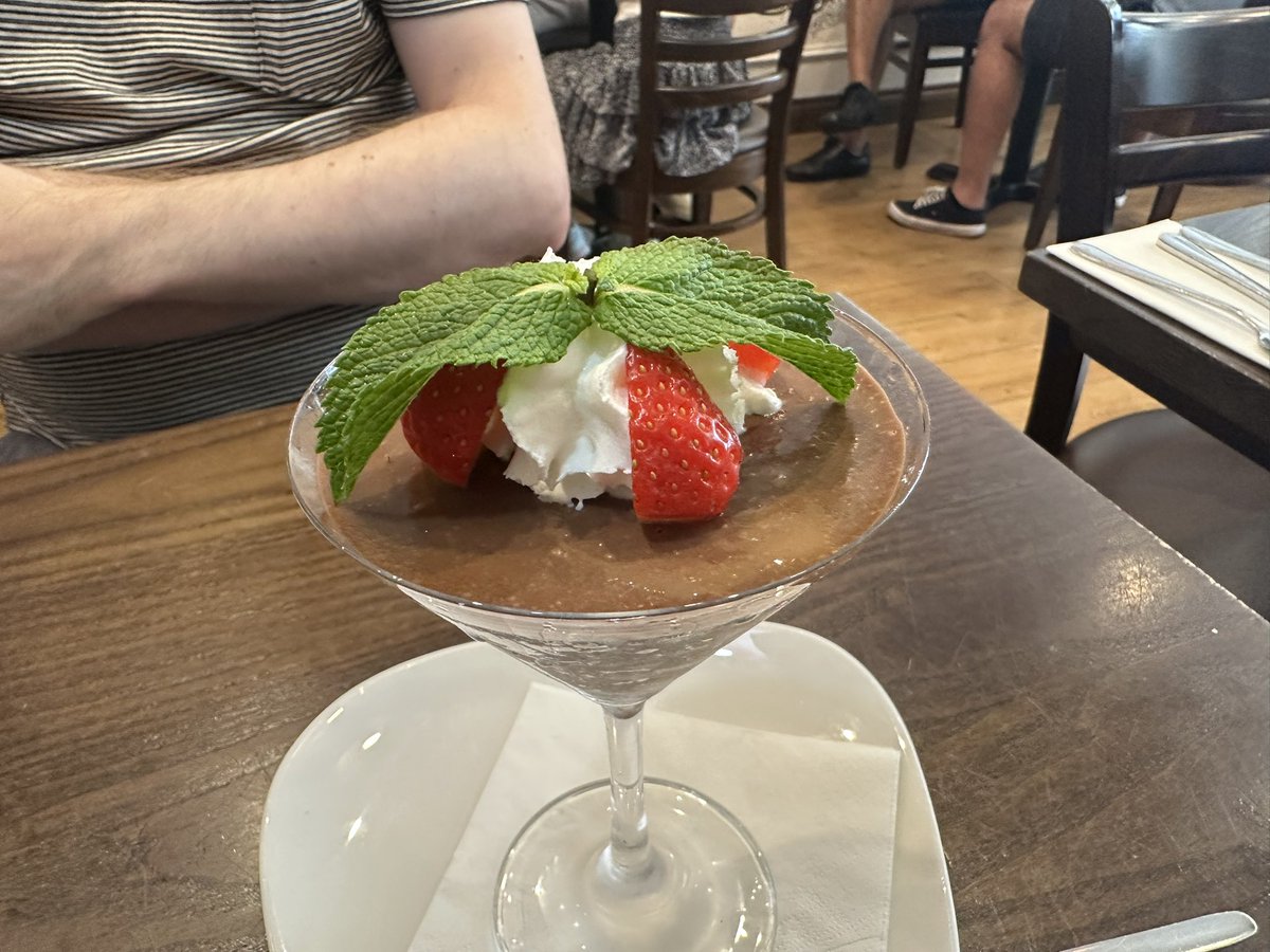 Hubo mousse de chocolate y pisco. Estaba cabezón.