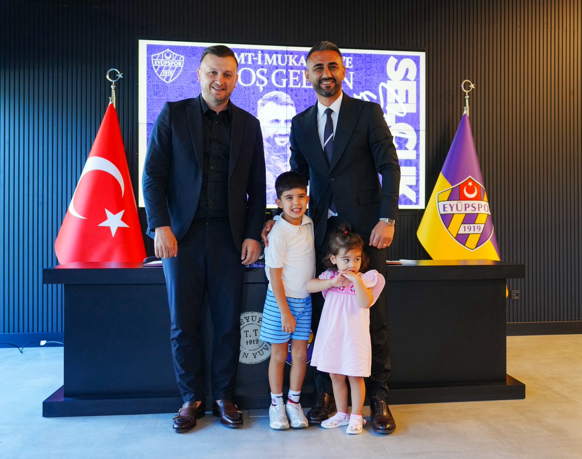 Semt-i Mukaddes'e Hoş Geldin Selçuk Şahin! 💜💛

ikas Eyüpspor’umuz, teknik direktörlük görevi için Selçuk Şahin ile 3 yıllık sözleşme imzaladı. ✍️

Yeni Teknik Direktörümüz Selçuk Şahin için, Asbaşkanımız Fatih Kulaksız'ın katılımıyla imza töreni düzenlendi.

Selçuk Şahin: