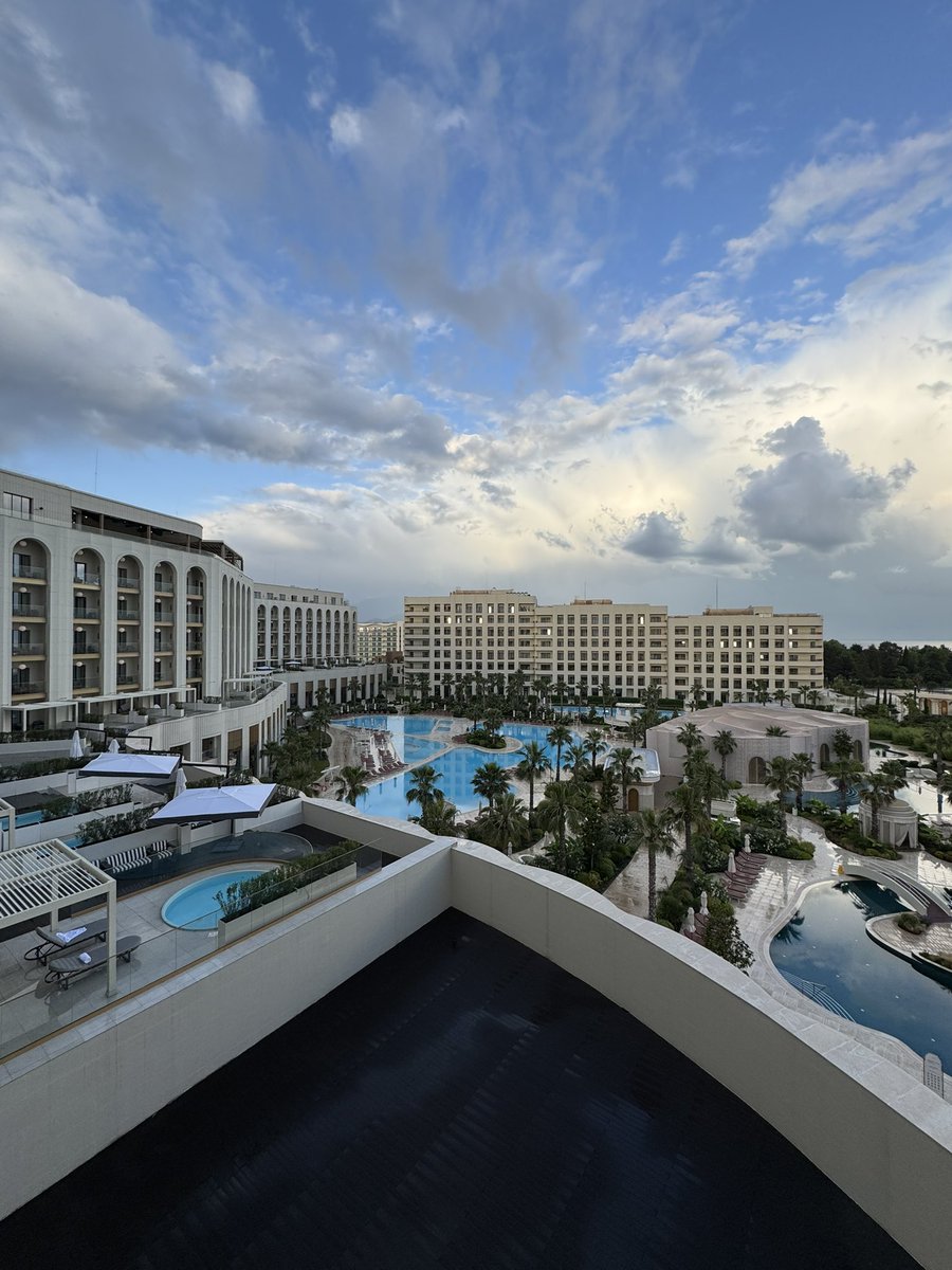 В Адлере научились строить хорошие отели. Но, имхо, номер 1 в РФ это сбербанковская «Мрия» 🌞