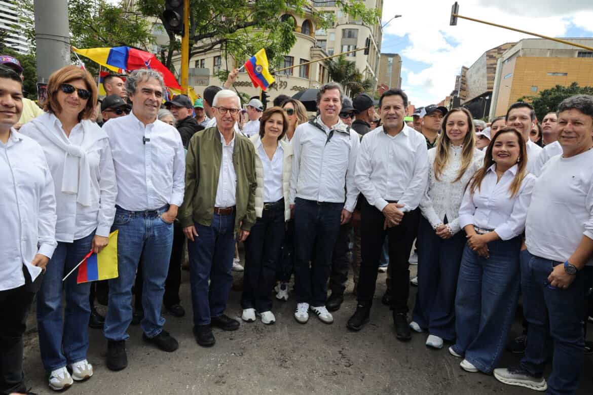Nuevo Liberalismo (@nvliberalismo) on Twitter photo Creemos firmemente que el diálogo, la unidad y el trabajo conjunto son la clave para sacar adelante a Colombia. Juntos, podemos construir un futuro más justo, equitativo y próspero para todos los colombianos
<a href="/juanmanuelgalan/">Juan Manuel Galán</a> <a href="/sergio_fajardo/">Sergio Fajardo</a> <a href="/JuliaMirandaLo/">Julia Miranda Londoño</a> Creemos firmemente que el diálogo, la unidad y el trabajo conjunto son la clave para sacar adelante a Colombia. Juntos, podemos construir un futuro más justo, equitativo y próspero para todos los colombianos
<a href="/juanmanuelgalan/">Juan Manuel Galán</a> <a href="/sergio_fajardo/">Sergio Fajardo</a> <a href="/JuliaMirandaLo/">Julia Miranda Londoño</a>