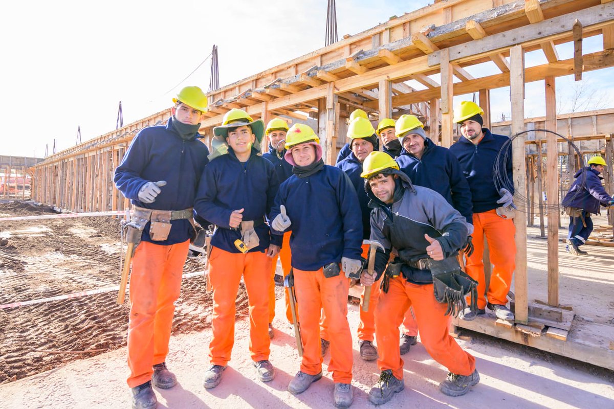 ¡El barrio La Carolina de #FlorencioVarela tendrá un nuevo polo educativo!

🏫 La construcción de una escuela primaria y una secundaria que impulsamos a través de <a href="/OpisuPba/">OPISU PBA</a> y <a href="/BAeducacion/">Educación PBA</a> junto al municipio permitirán sumar ¡1000 nuevas vacantes!

🤩 Las obras incluyen 18 aulas,