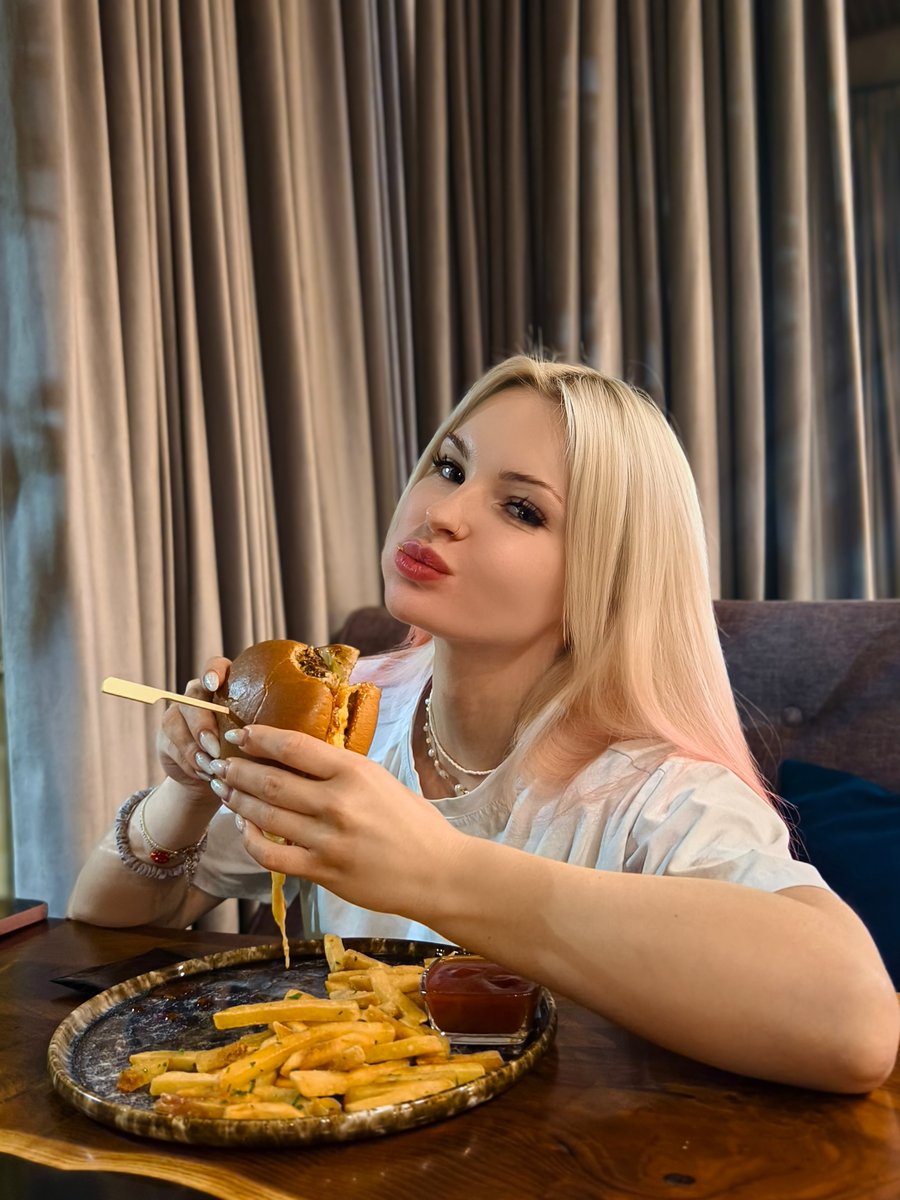 Juicy burger. Juicier vibes. Bet you’re hungry now 😏
(and I'm not talking about the food)
