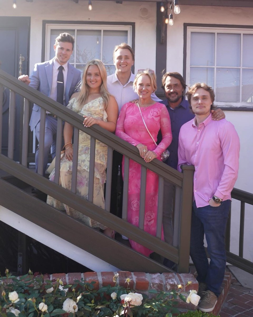 From NHL legend to golf and tennis enthusiast — Teemu shows us that being a great dad is the most rewarding title of all.

Happy Father’s Day from the Selanne Steak Tavern family! 🏒⛳🎾🧡