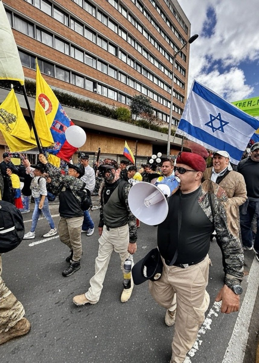 Ayno #MarchaDelSilencio 😂... Silencio a través de un megáfono y apología a un estado genocida. Están mal viejitos, mal.