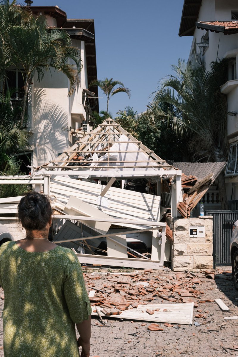 We woke up in the middle of the night, between Thursday and Friday, to a Home Front Command alert: the Israeli army had struck in Iran. "You should stay near shelters," it said.
In Gaza, there is no Home Front Command application, nor bomb shelters. 🧵
Photo: Nir Feferberg