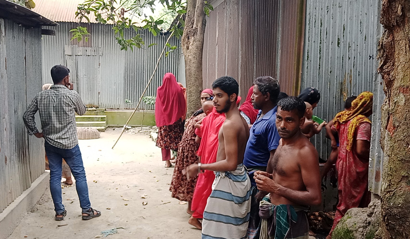 বিয়ের দাবিতে প্রেমিকের বাড়িতে প্রেমিকার অনশন: লাপাত্তা প্রেমিক