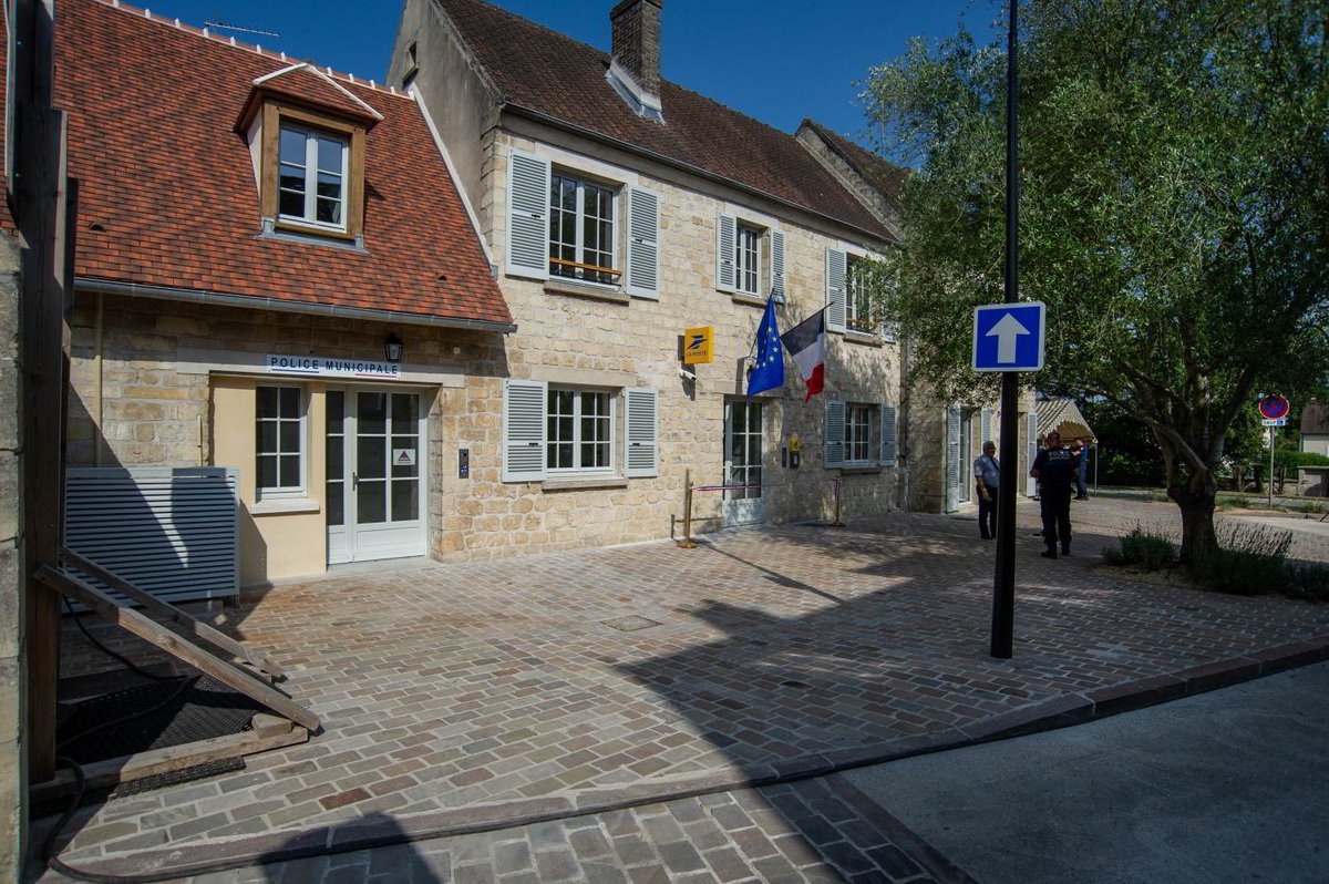 valdoise's tweet image. Inauguration de la Maison des services ainsi que ses nouveaux stationnements à Champagne-sur-Oise.

Cet équipement, en plein cœur de Ville, rassemble services de la mairie ainsi que la police municipale.

🫱🏼‍🫲🏻 Un soutien du Département de près de 400 000 euros. 

#mairie #commerces