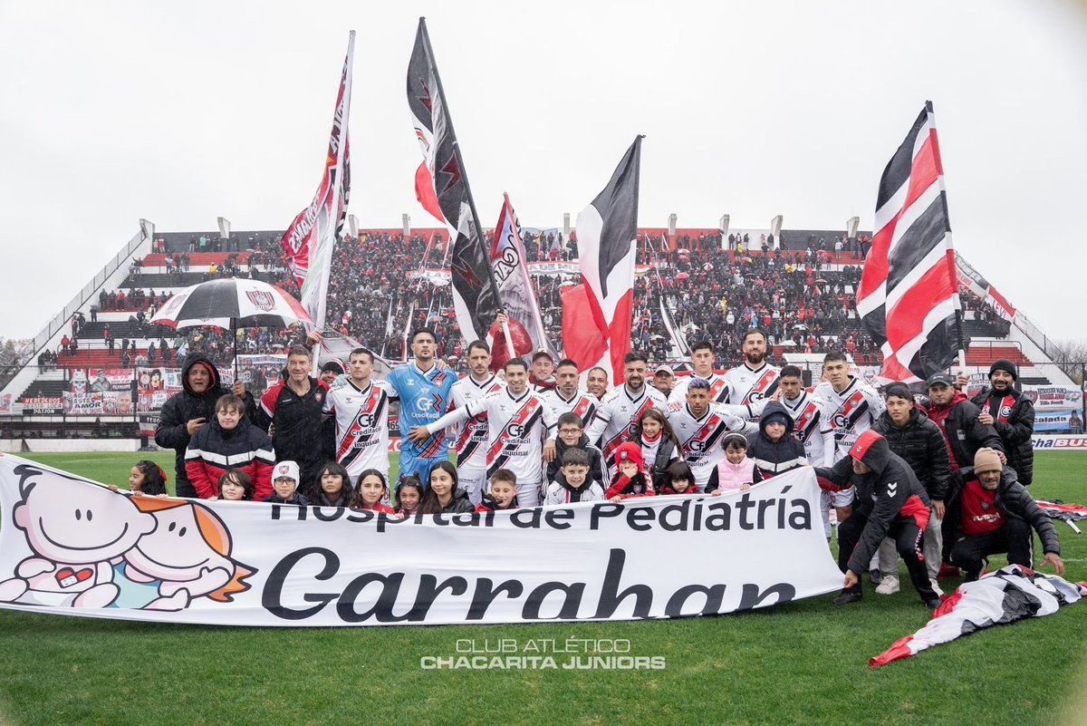 🇦🇷 Ayer, en el partido contra Agropecuario, los jugadores de Chacarita posaron con la bandera del Hospital Garrahan en contra del desfinanciamiento del gobierno de Milei y en apoyo a la lucha salarial de los médicos residentes.