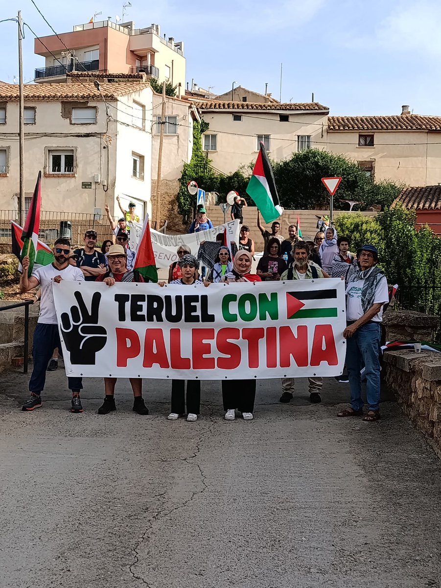 Aragón se niega a ser cómplice del exterminio del pueblo palestino.
Imágenes de la solidaridad y apoyo con el pueblo palestino que se ha vivido este fin de semana en varios puntos de Aragón. 
#YoSoyPalestina 

Marcha Nueno-Huesca; Bolsa de Bielsa; Canal Roya; Teruel