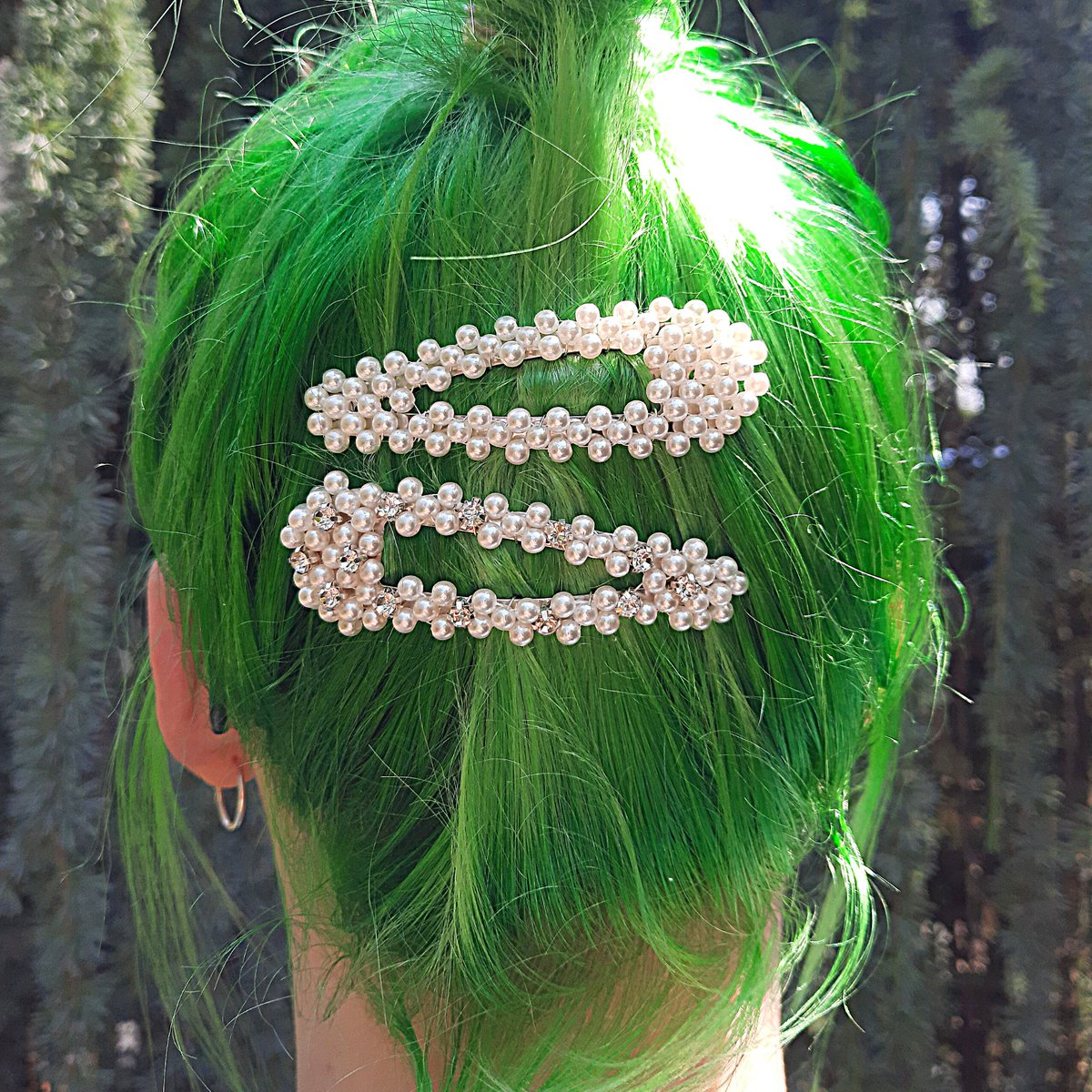 Big style with these giant hair clips. Pearl and crystal in a sleek low profile design with the beads stitched to a lined clip. Great for fine and delicate hair etsy.com/uk/listing/125… #earlybiz #shopindie #mhhsbd #bride #wedding