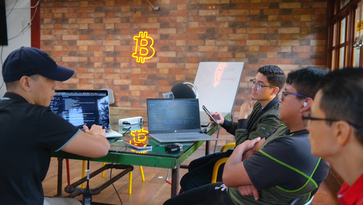 EL SALVADOR PARTICIPATES IN LeRobot WORLDWIDE ROBOT HACKATHON 

Day two begins!

25 students from El Salvador’s <a href="/cubo_ai/">CUBO_ai</a> are learning by competing in a robot hackathon against teams from Germany, Korea, USA, France, Japan, Brazil and the Netherlands. 

This is the way 👇