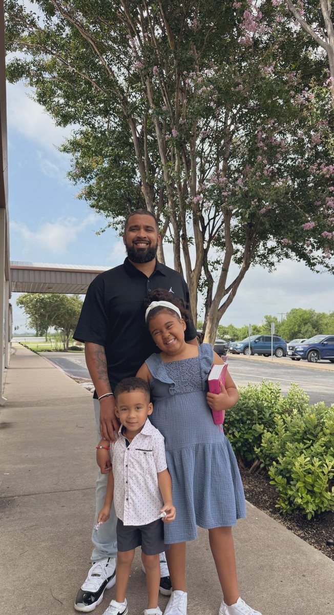 MrsCoachRoss's tweet image. Happy Fathers Day @_CoachRoss! 

You are patient and committed to guiding our babies. I am so thankful for your servant heart and ability to keep us laughing. We are truly blessed. 🖤