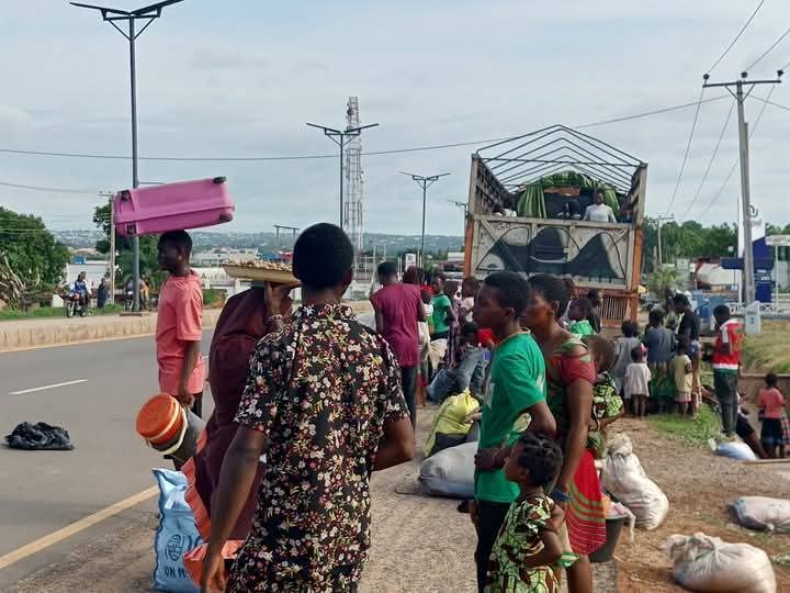 Benue produces over 70% of Nigeria’s yams and soya beans.
The ongoing attacks have crippled farms, markets, and livelihoods. Activista Nigeria demands protection, compensation, and accountability to safeguard lives and food security.
#benueunderattack
#BenueLivesMatters