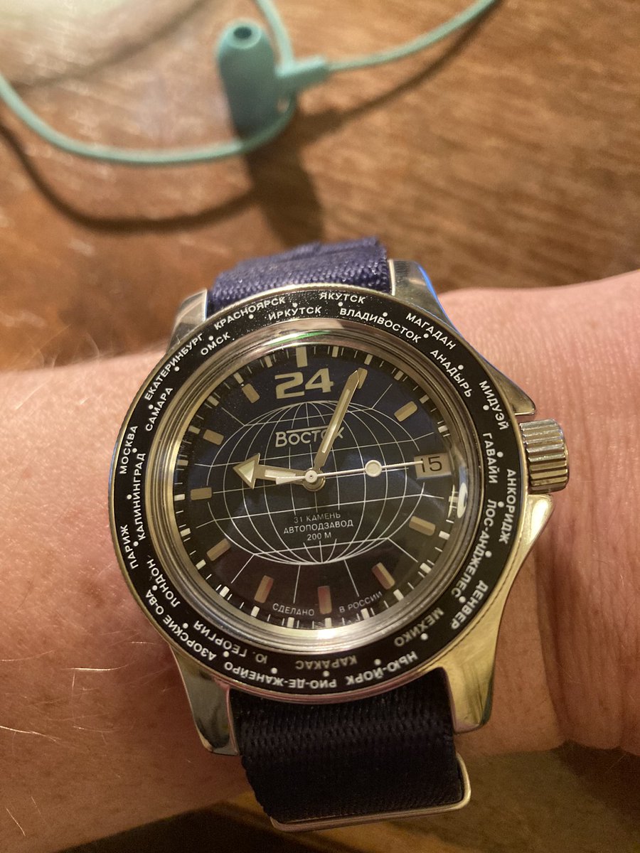 Купил красоту, давно мечтал. 

Кто сможет назвать время, которое они показывают?