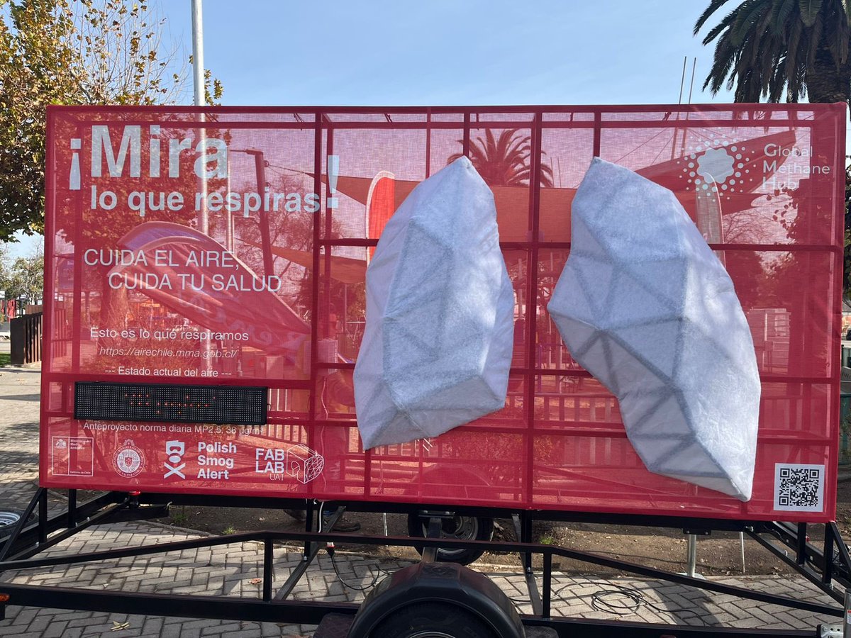 Ayer instalamos unos “pulmones” que permiten visualizar el aire que respiramos, acumulando la contaminación que está presente y daña nuestra salud. 🌫️🫁

El éxito de los planes de descontaminación ha hecho que casi desaparezcan los episodios críticos según los estándares