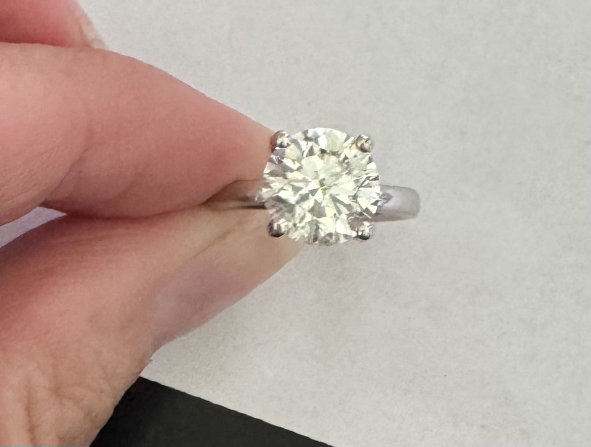 SabrinaNova1's tweet image. My wonderful darling upgraded my wedding set and we are selling my original engagement ring and wedding band. Serious inquiries only please DM. Yes we will separate the set. Center stone is 2.5CT set in 14KT The wedding band is 2CT Total set in platinum. Large diamond has GIA…