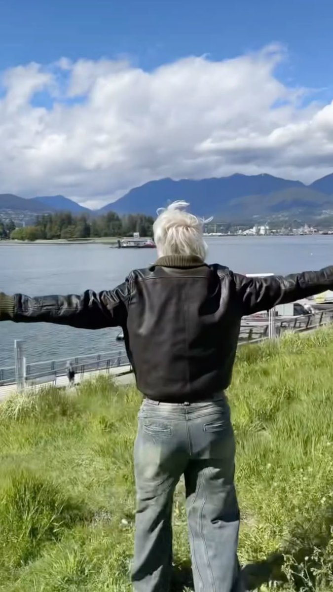 DailyKlein69's tweet image. Joost reconnecting with nature and grass🌿🪴
Highly recommended for anyone