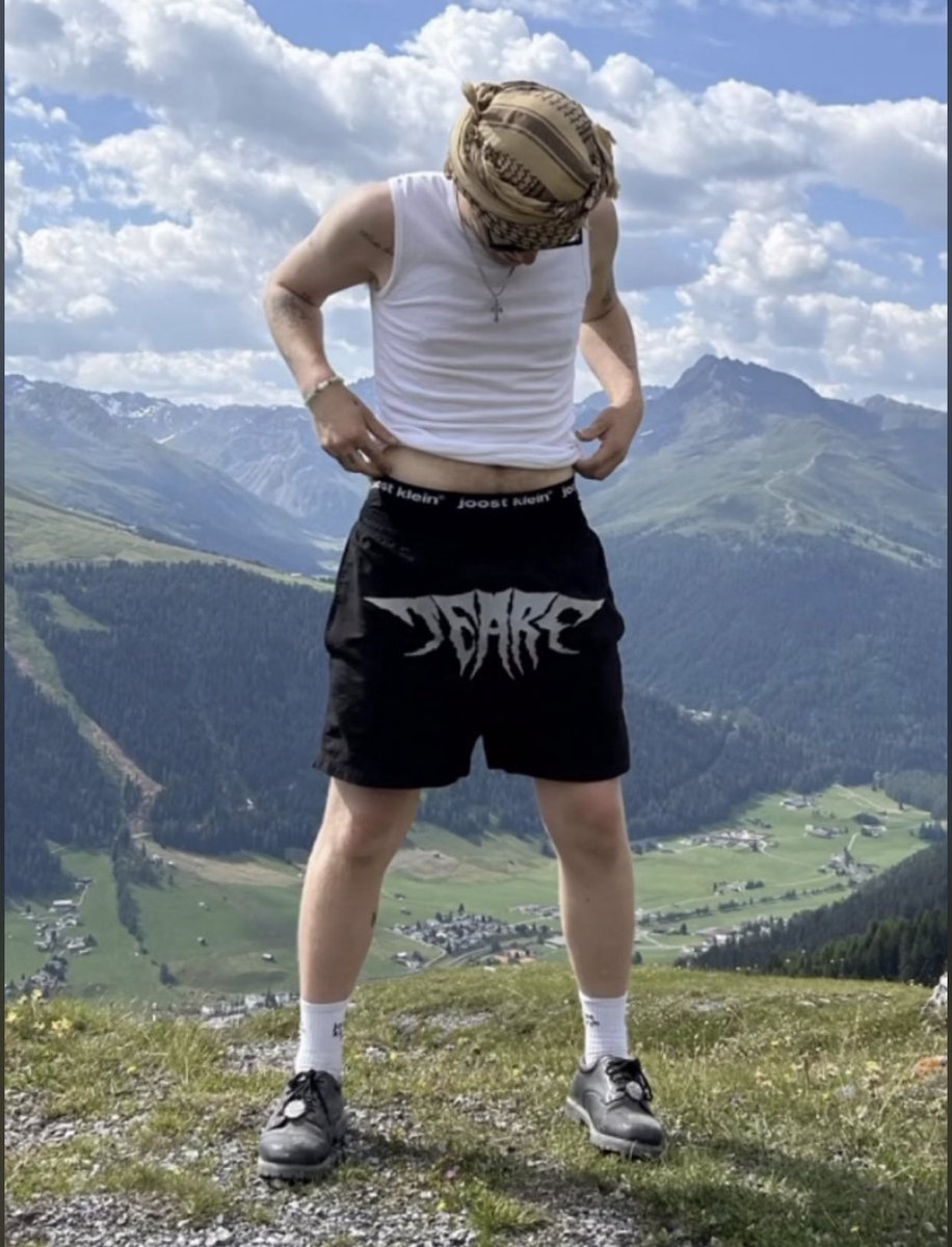 DailyKlein69's tweet image. Joost reconnecting with nature and grass🌿🪴
Highly recommended for anyone