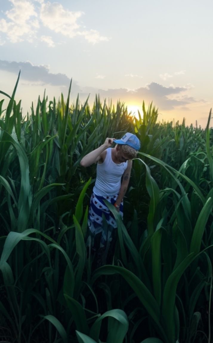 DailyKlein69's tweet image. Joost reconnecting with nature and grass🌿🪴
Highly recommended for anyone