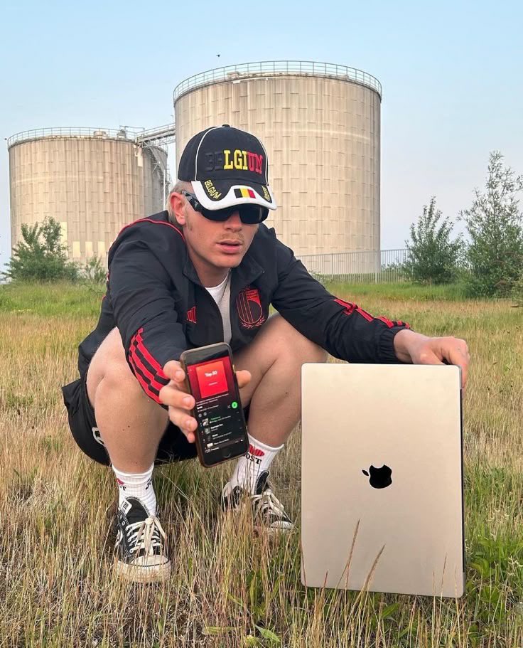DailyKlein69's tweet image. Joost reconnecting with nature and grass🌿🪴
Highly recommended for anyone