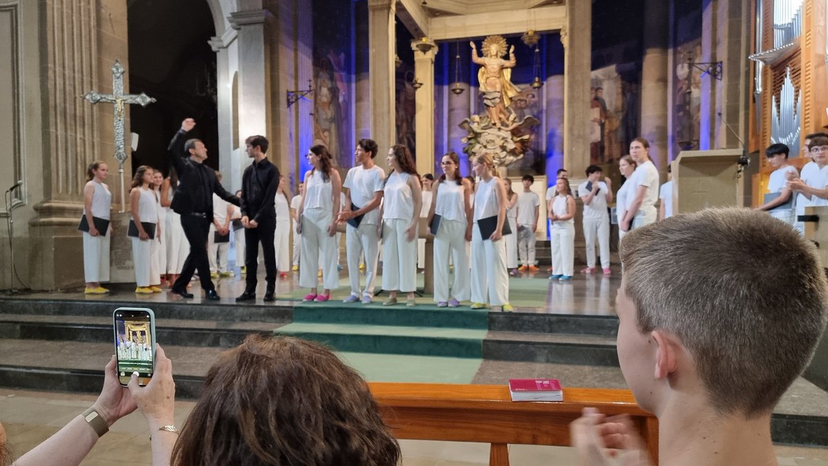 Xavier de las Heras Cisa (@xdlheras) on Twitter photo Amb les maletes a punt pels concerts a Austràlia, el <a href="/VEUScorinfantil/">VEUS - Cor Infantil Amics de la Unió</a> dirigit per <a href="/josepvilajover/">Josepvilajover</a> amb ľorganista Joan Espuny han clos el festival internacional ďorgue de <a href="/AjdeCapellades/">Aj. de Capellades</a> amb cancó catalana coral contemporània i ľexcels Glòria barroc del Prete Rosso venecià. Bravo! Amb les maletes a punt pels concerts a Austràlia, el <a href="/VEUScorinfantil/">VEUS - Cor Infantil Amics de la Unió</a> dirigit per <a href="/josepvilajover/">Josepvilajover</a> amb ľorganista Joan Espuny han clos el festival internacional ďorgue de <a href="/AjdeCapellades/">Aj. de Capellades</a> amb cancó catalana coral contemporània i ľexcels Glòria barroc del Prete Rosso venecià. Bravo!