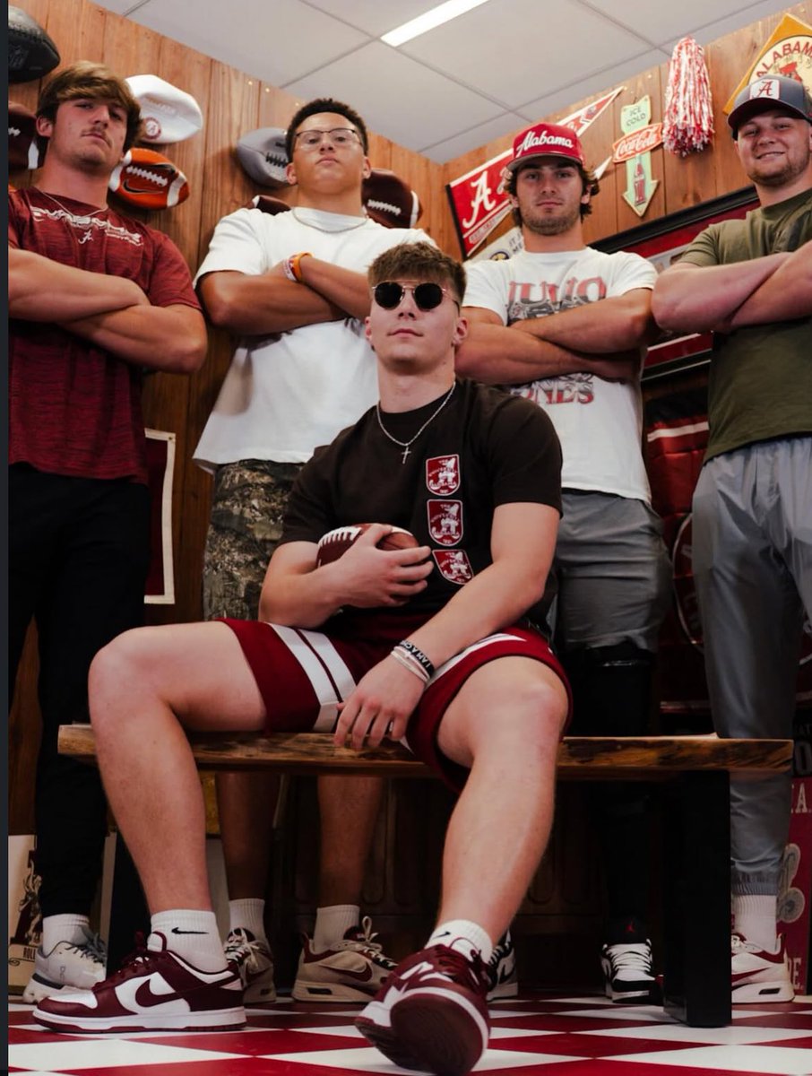2026 4 ⭐️ ATH Roman Voss (<a href="/romanvoss2/">Roman Voss</a>) took an official visit to Alabama this weekend.

He is down to 2️⃣ schools — Alabama &amp; Minnesota.

Here is a picture of Voss with Alabama tight ends Jay Lindsey, Kaleb Edwards, Marshall Pritchett, and Jack Sammarco.