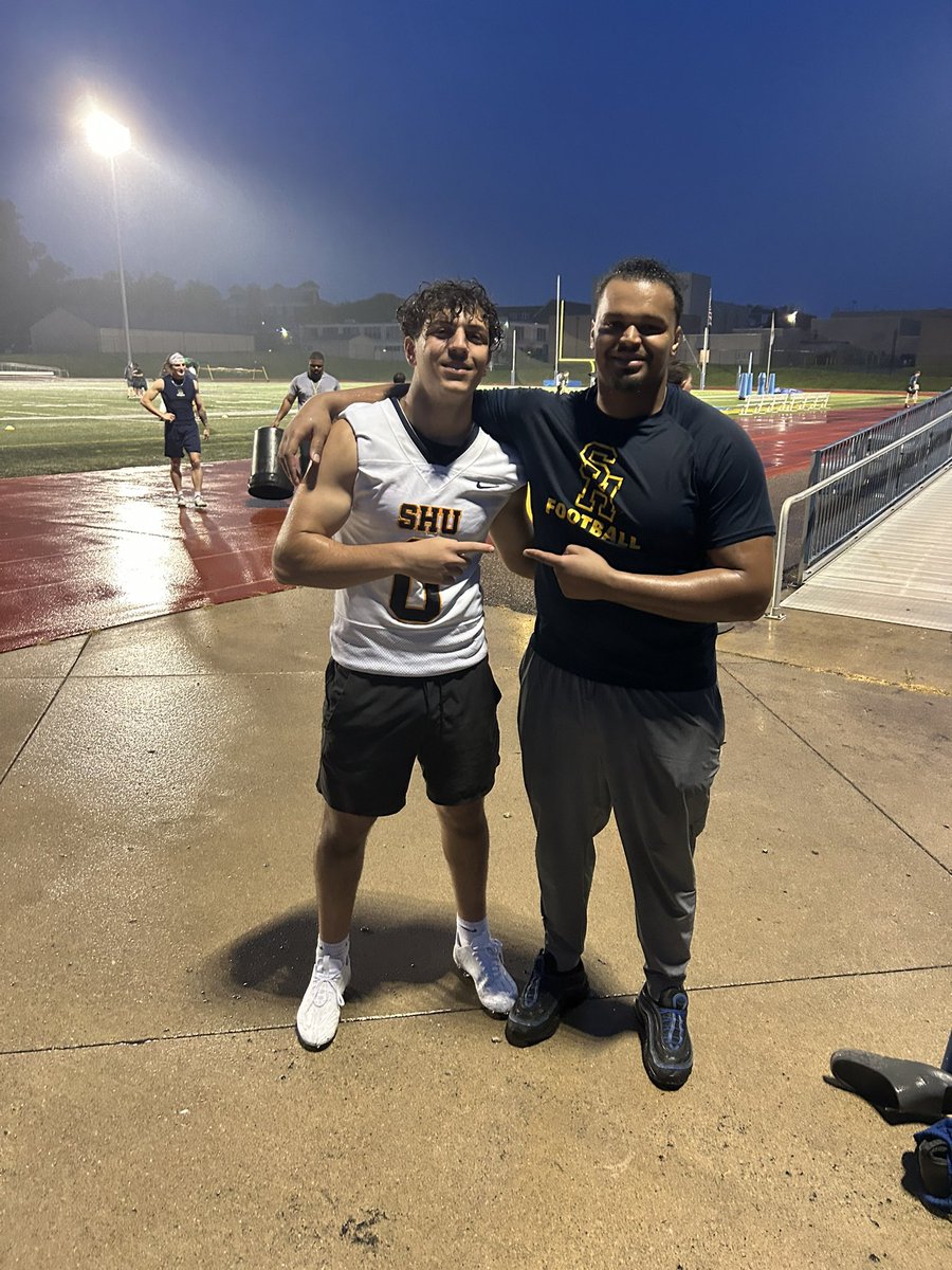 DonovanJ08's tweet image. Had an amazing time over at @SienaHeightsFB. thank you to all the coaches and players for an amazing time and coaching!!
@CoachShaah @CoachKohn12 @gt3_54
@UticaHighFB @PrepRedzoneMI @MIexposure