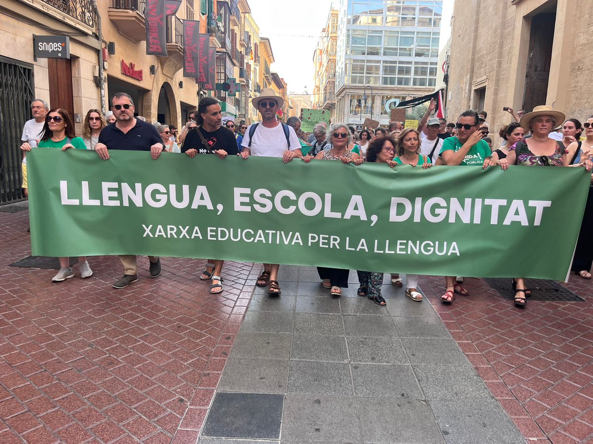 sindicatSTEI's tweet photo. Hem participat, a Palma i Eivissa, amb @menysturisme contra la massificació i per una vida digna. Per no perdre identitat com a  poble #canviemelrumb També hi hem participat amb la Xarxa Educativa per la Llengua https://t.co/r40GOvSrdQ
