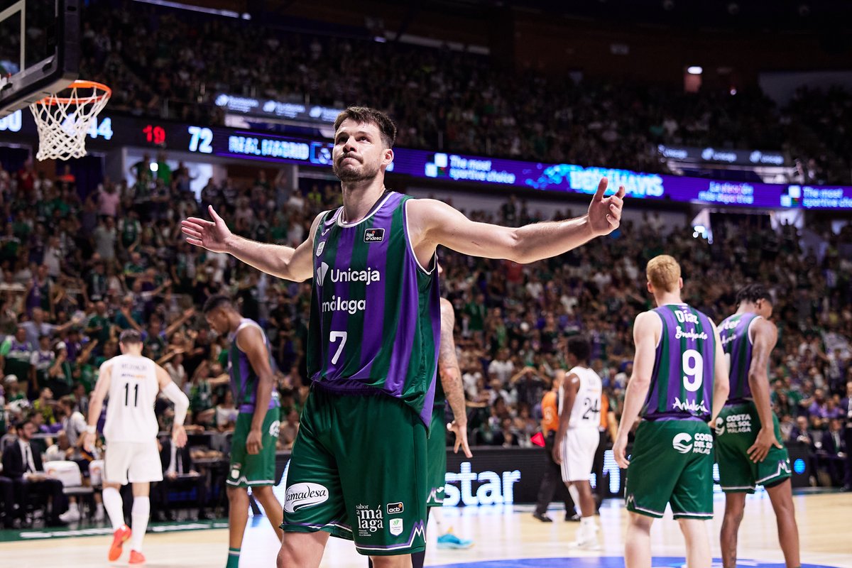 Tirando a Fallar (@tirandoafallar) on Twitter photo ¡Cómo está la serie entre <a href="/unicajaCB/">UnicajaCB</a> y <a href="/RMBaloncesto/">Real Madrid Basket</a> y cómo está <a href="/valenciabasket/">Valencia Basket Club</a>!
Comenzamos hoy analizando el playoff de la @acbcom junto a <a href="/LucasSaezBravo/">Lucas Sáez-Bravo</a>
esradio.libertaddigital.com/directo.html ¡Cómo está la serie entre <a href="/unicajaCB/">UnicajaCB</a> y <a href="/RMBaloncesto/">Real Madrid Basket</a> y cómo está <a href="/valenciabasket/">Valencia Basket Club</a>!
Comenzamos hoy analizando el playoff de la @acbcom junto a <a href="/LucasSaezBravo/">Lucas Sáez-Bravo</a>
esradio.libertaddigital.com/directo.html