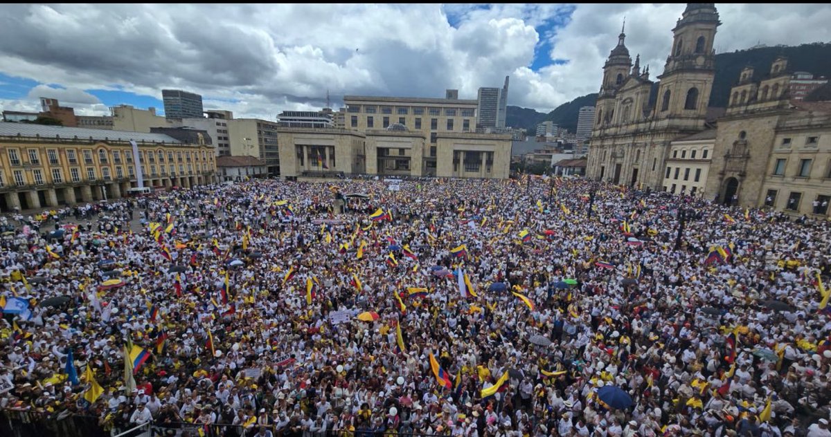 Las calles y las plazas de #Colombia a reventar son señal inequívoca de la exigencia popular por la investigación transparente del atentado al opositor <a href="/MiguelUribeT/">Miguel Uribe</a>, la que <a href="/petrogustavo/">Gustavo Petro</a> y su gobierno han optado por enredar y enturbiar.