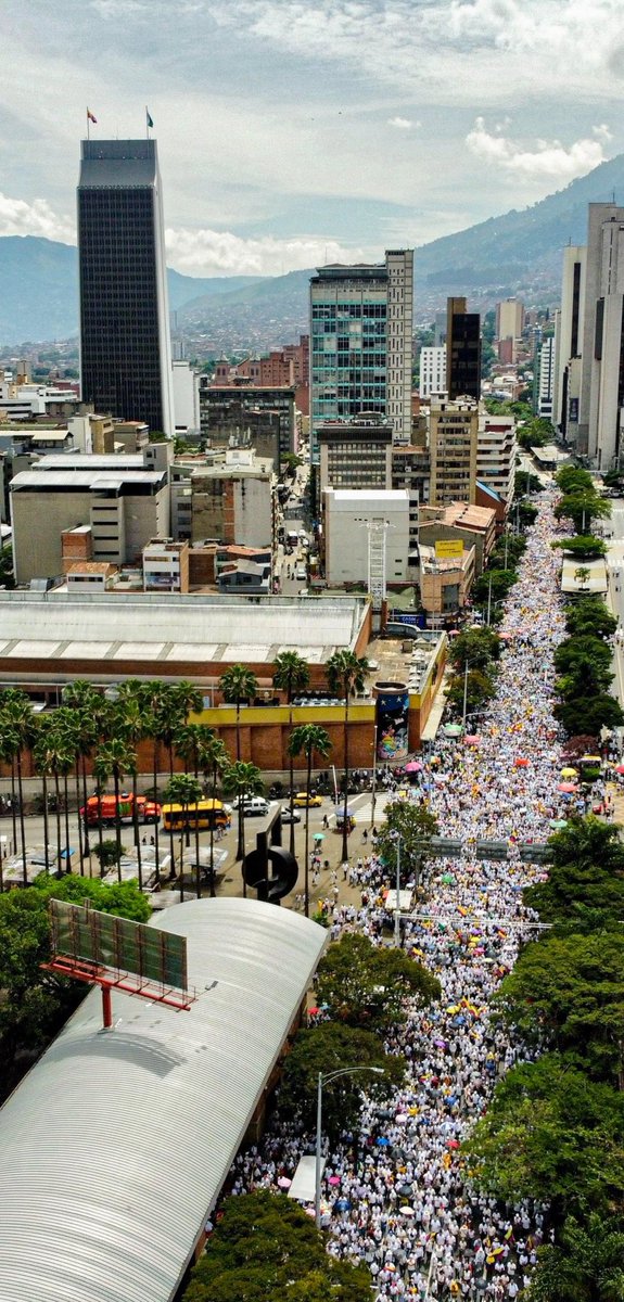 Simplemente apoteósico, como te queremos Colombia 🇨🇴🙏🏻 #FuerzaMiguel #LaMarchaDelSilencio