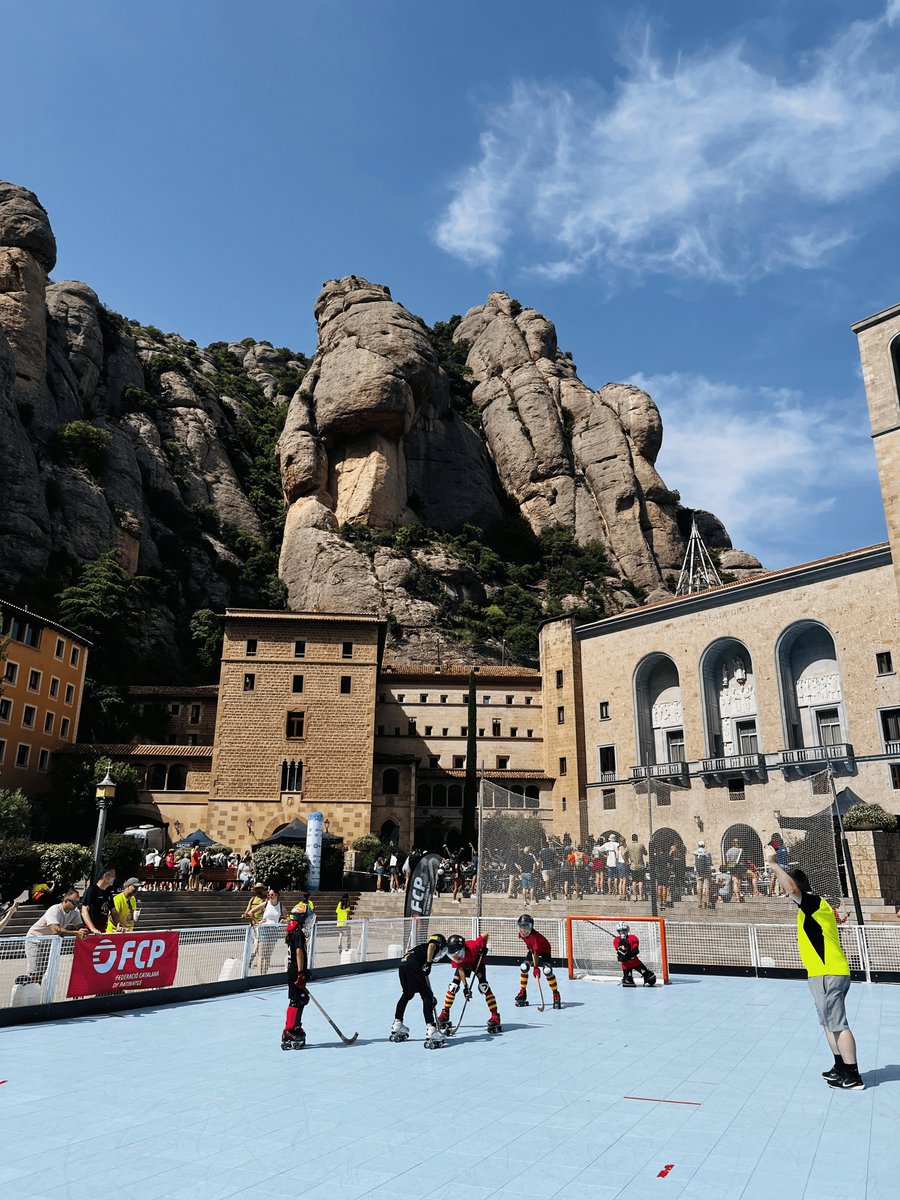 🙌 Èxit absolut en la celebració del Mil·lenari de Montserrat sobre rodes

💫 Aquest diumenge la Federació ha viscut una jornada molt especial amb motiu del Mil·lenari de Montserrat! 

ℹ️ Més informació: fcpatinatge.cat/noticia/exit-a…