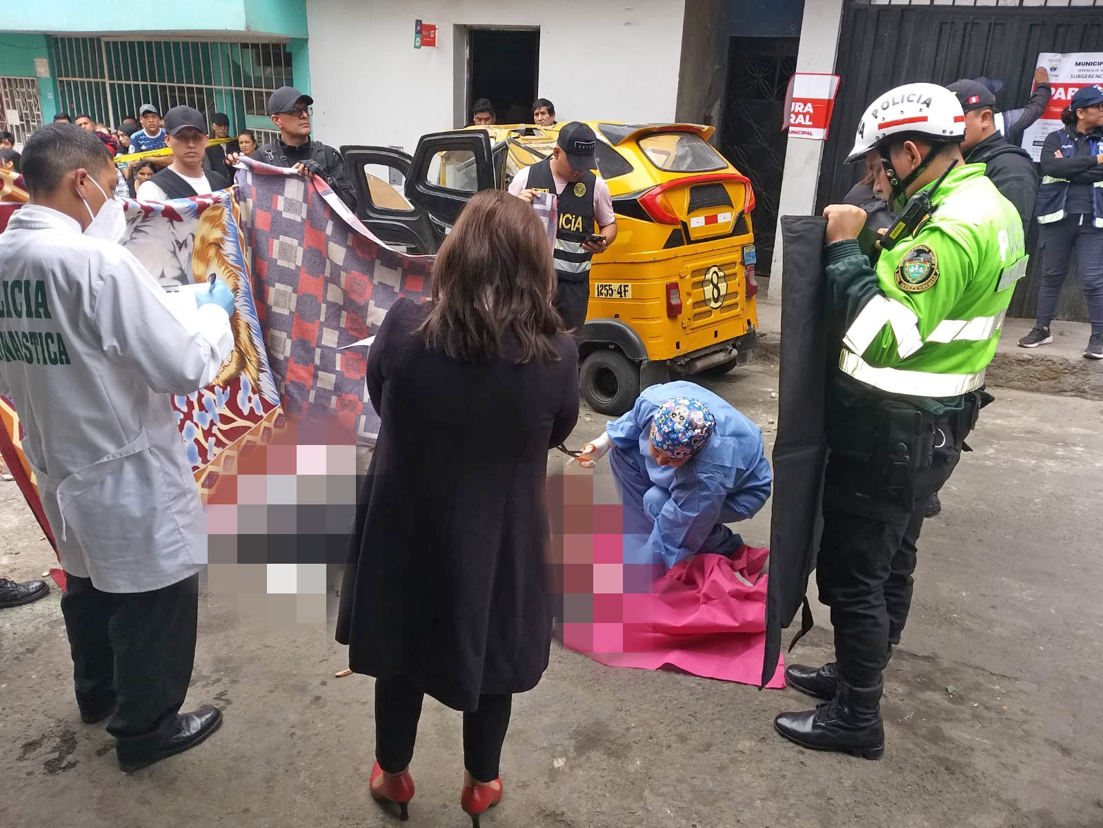 Sismo en Lima. La fiscal provincial Carmen Parvina Castro realizó el levantamiento del cadáver junto al médico legal y peritos de criminalístic: (Foto: Fiscalía Perú).