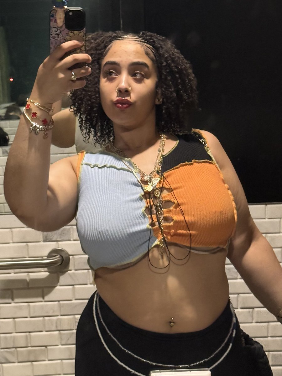 marsthebbw's tweet photo. It’s giving island gyal 🌴🌺🥥 https://t.co/OycbqcDAUS