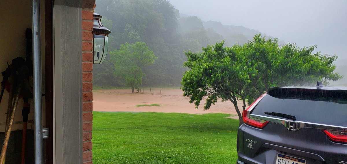 ShipeRob's tweet photo. @NWSCharlestonWV just sw of pennsboro wv ritchie co. https://t.co/GzYc30hzWC